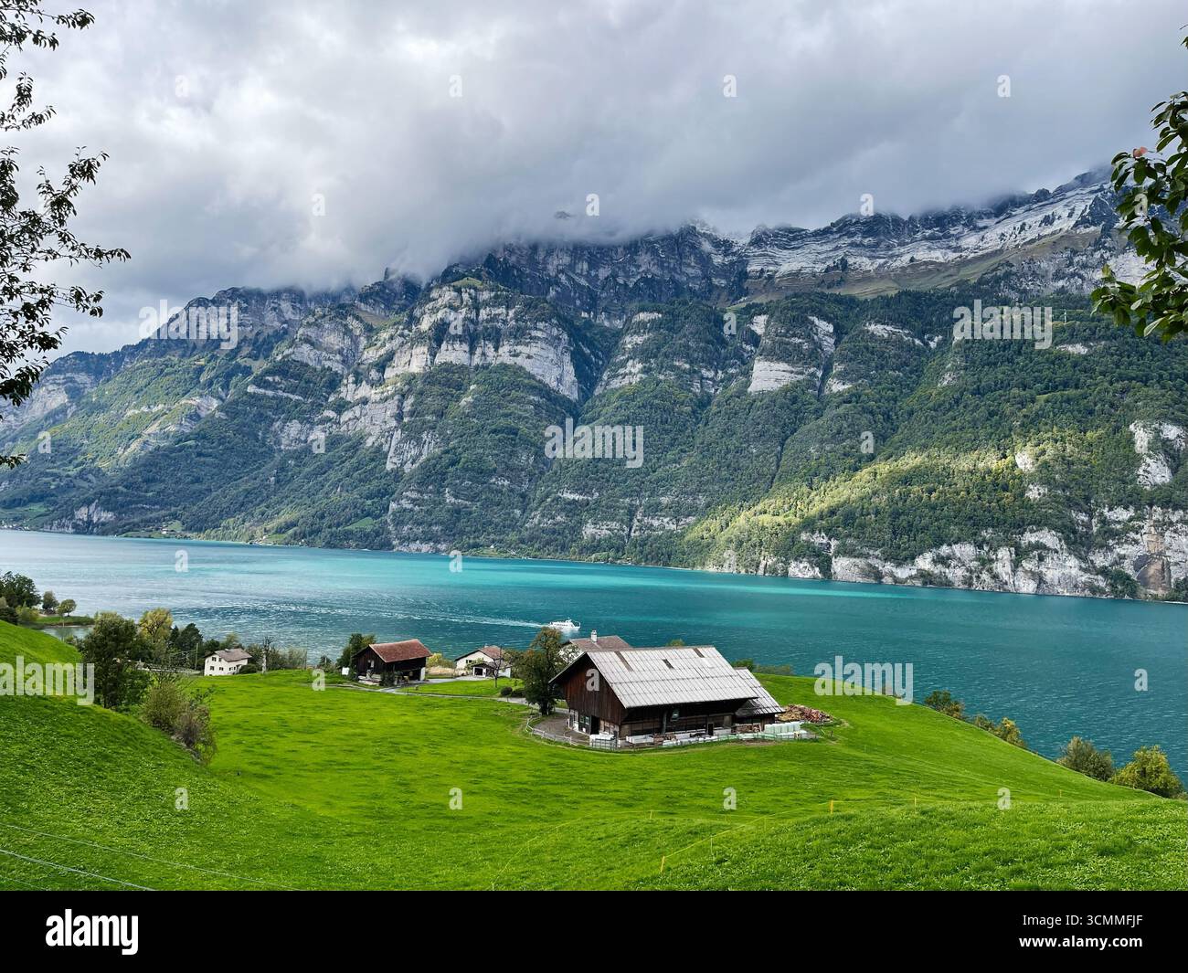 Wunderschöne Landschaft in der Schweiz mit einem See, üppigen Wiesen und majestätischen Bergen Stockfoto