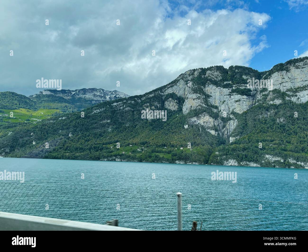 Ein atemberaubender Blick auf einen Schweizer See, umgeben von majestätischen Bergen und lebendiger Natur Stockfoto