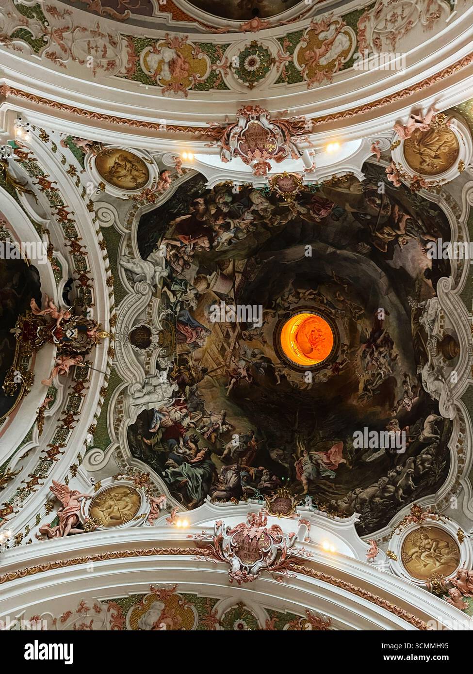 Einsiedeln, Schweiz - 28. September 2022: Kunstvolle Freskomalereien an der Decke einer historischen Kirche im Kloster Einsiedeln, Schweiz. Stockfoto