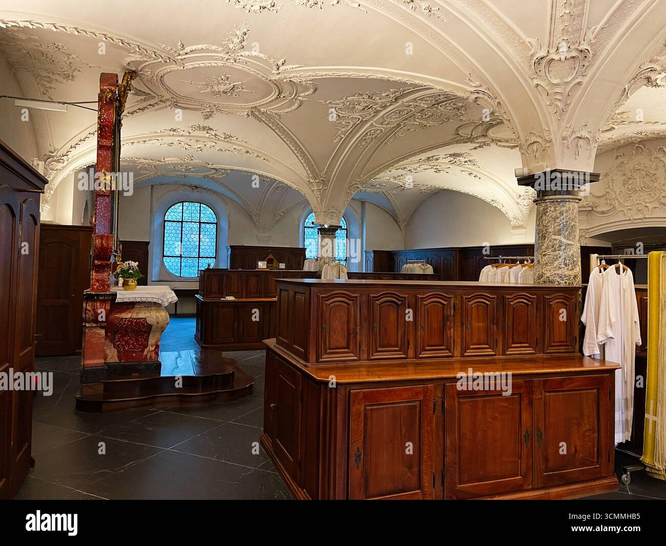 Einsiedeln, Schweiz - 28. September 2022: Elegante Holz- und Stuckarbeiten verkörpern Schweizer Handwerkskunst in einer historischen Kapelle in Einsiede Stockfoto
