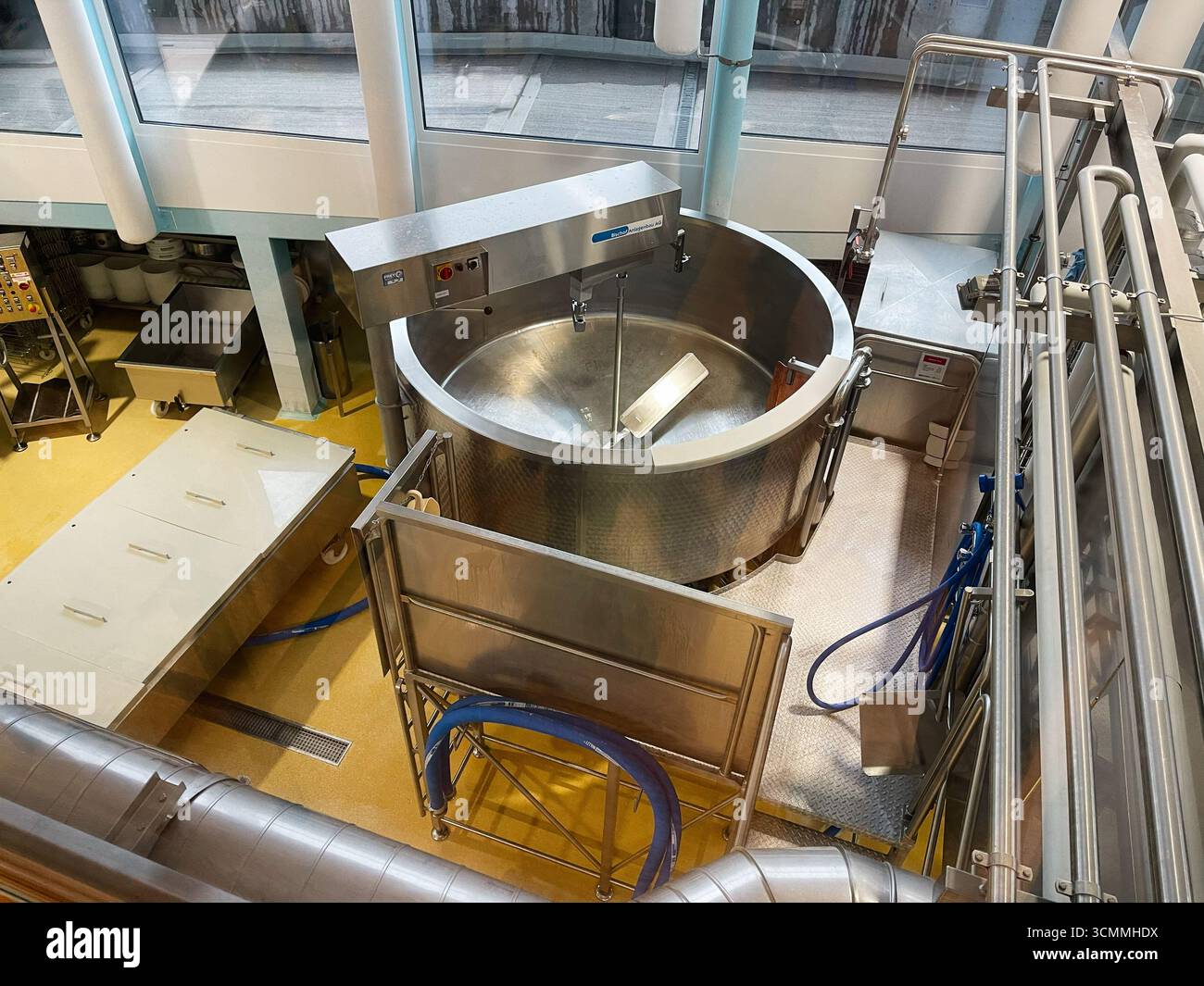Einsiedeln, Schweiz - 28. September 2022: Industrielle käsebehälter und Ausrüstung in einer modernen Schweizer Käserei in Einsiedeln Stockfoto