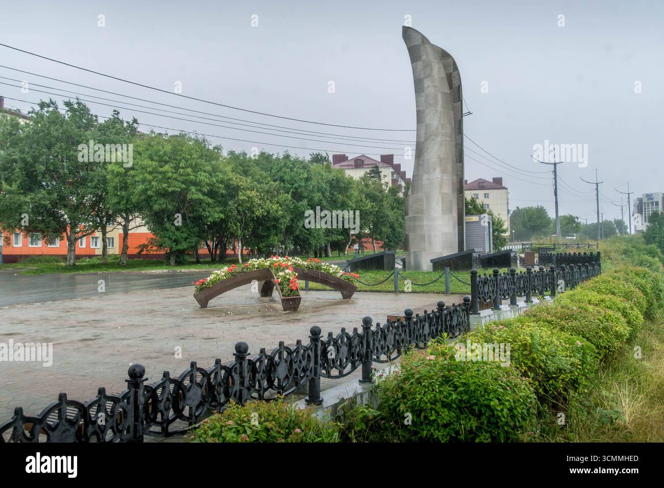 Denkmal für die vergessenen Koreaner auf geschwungenem Sockel mit Blumenarrangements, Korsakow, Sachalin, Russland. Stockfoto