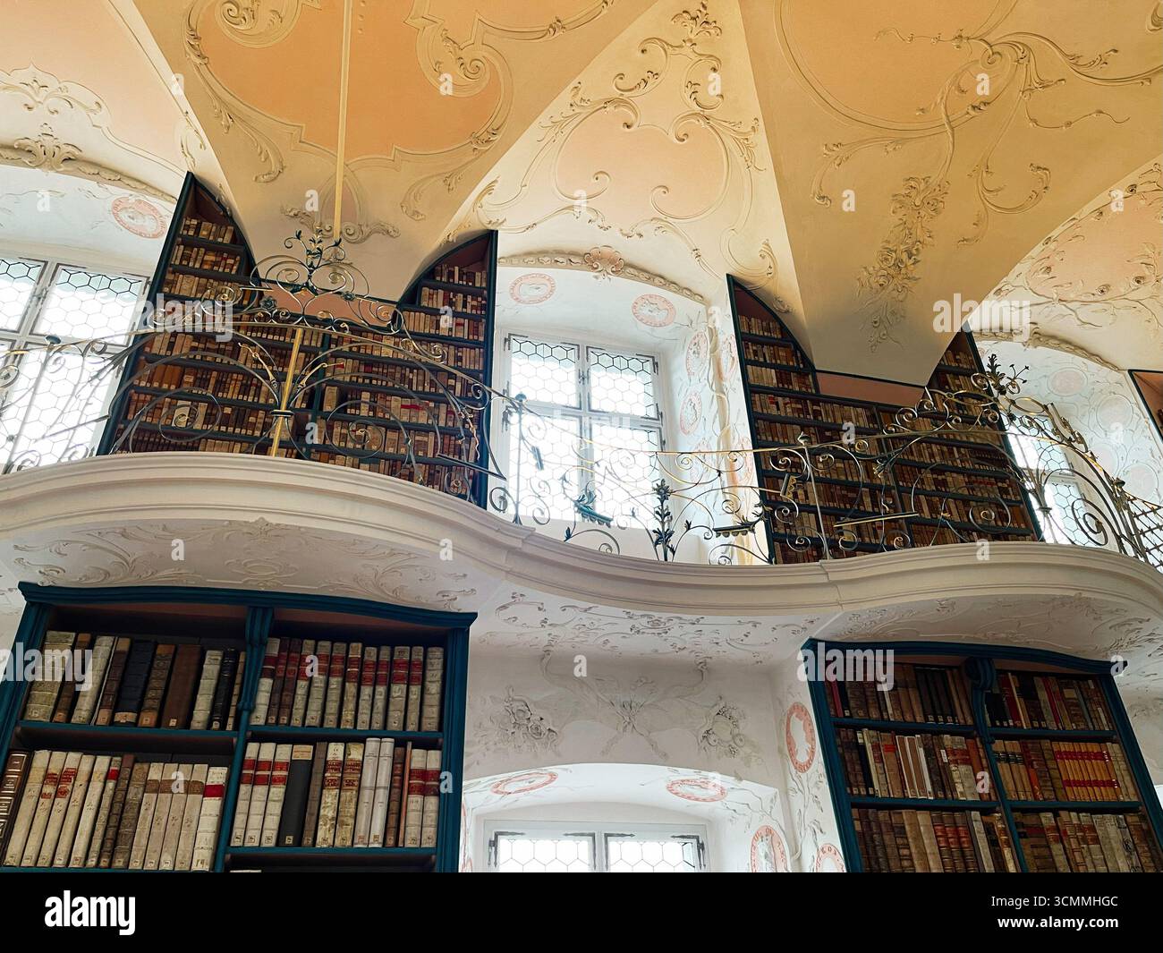 Einsiedeln, Schweiz - 28. September 2022: Luxuriöses Bibliotheksdesign mit umfangreicher Buchsammlung und kunstvoller Dekordecke in Einsiedeln Abbe Stockfoto