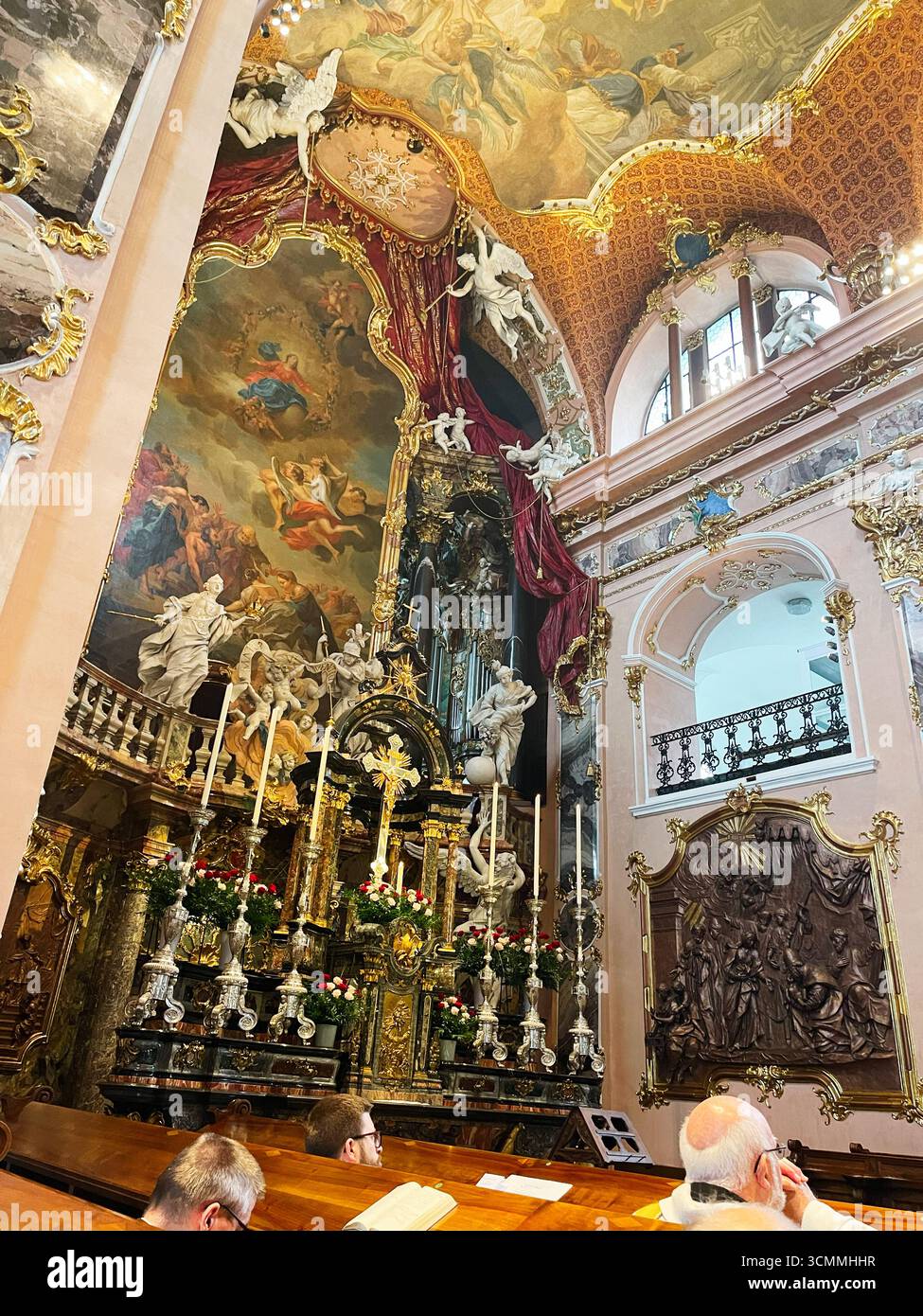 Einsiedeln, Schweiz - 28. September 2022: Üppiger Kirchenraum mit aufwendigen Dekorationen, göttlichen Skulpturen und atemberaubend bemalten Decken. Ei Stockfoto