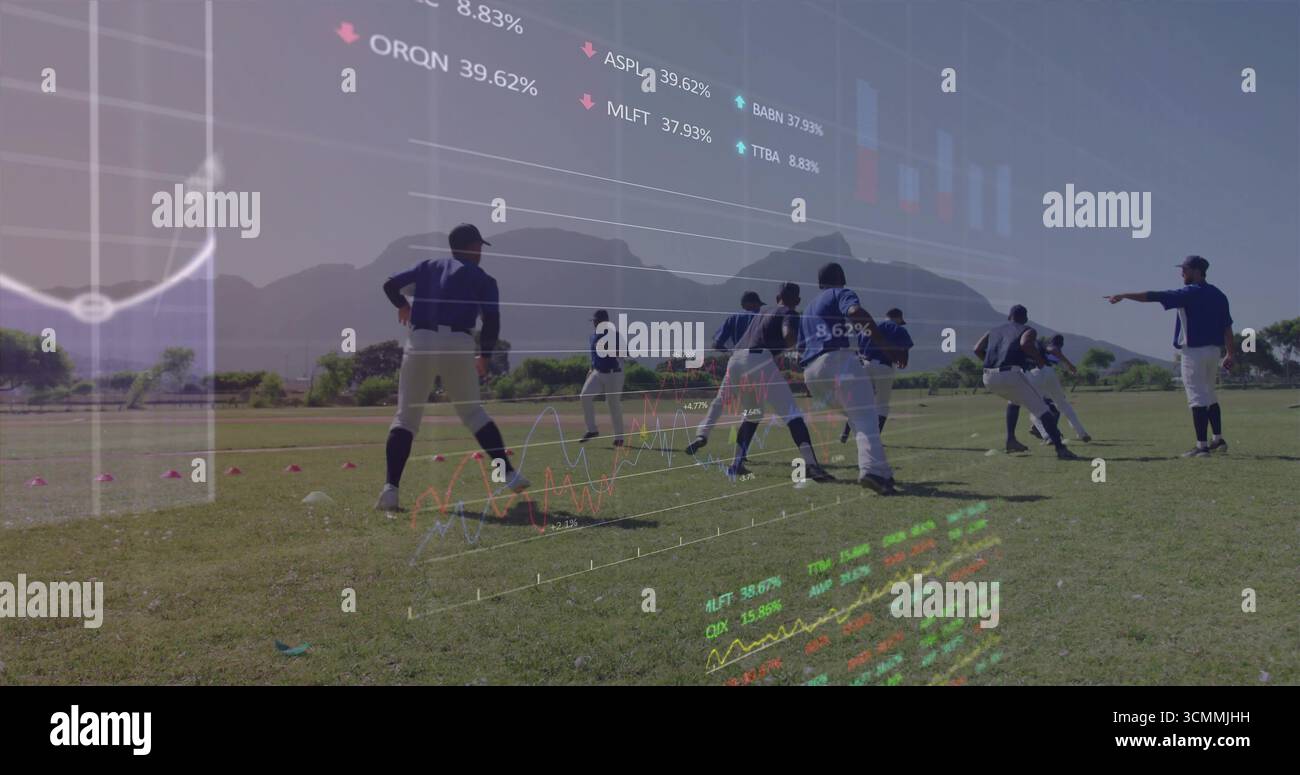 Trainierende Baseballmannschaft, die Feldübungen auf dem Außenfeld übt, mit Handschuhen, Kegeln, Fledermäusen, Finanzdiagrammen Stockfoto