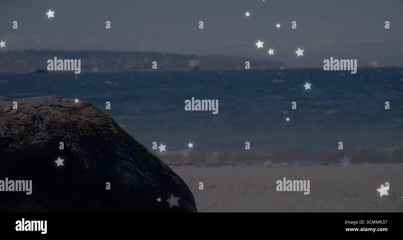 Moosbedeckter Felsen am Sandstrand mit sanften Wellen und sternförmigen Überzügen, Kopierraum Stockfoto