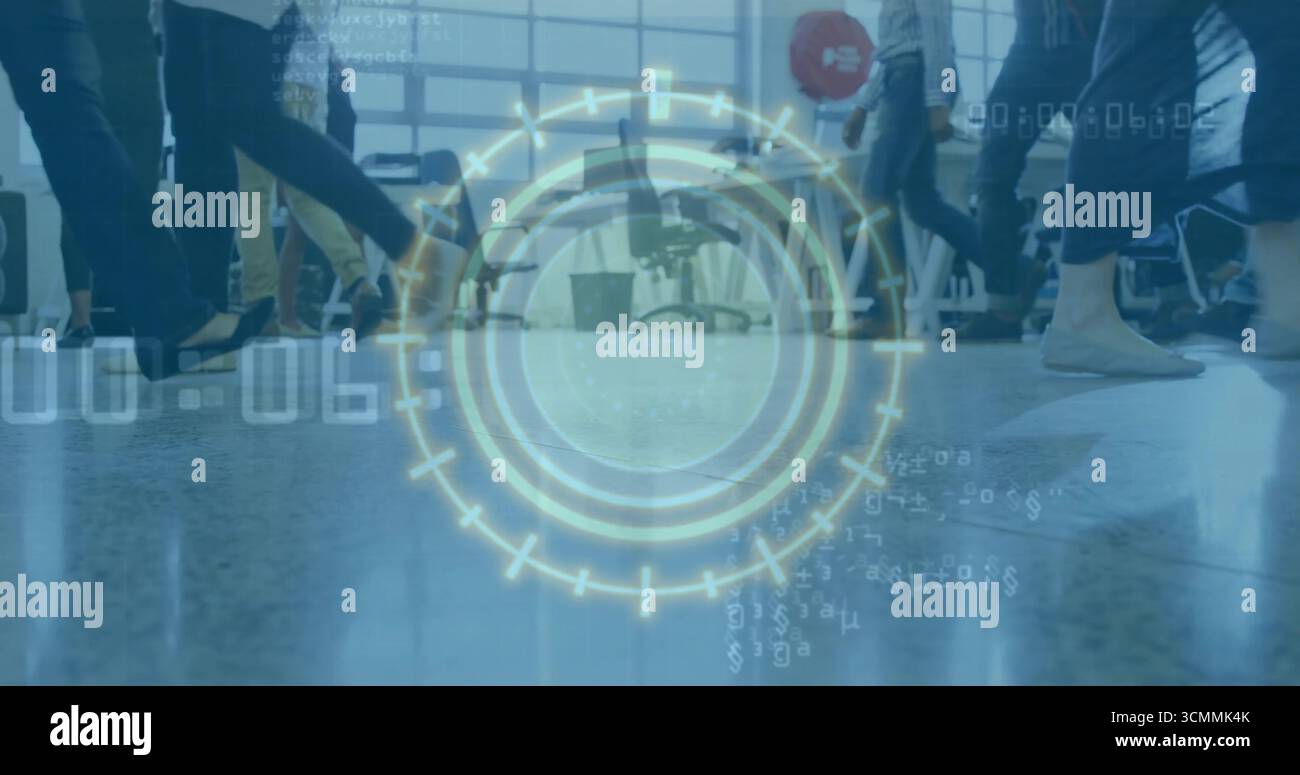 Das Personal in Geschäftskleidung läuft an Schreibtischen im Büro vorbei und streamt HUD-Timer und Daten Stockfoto