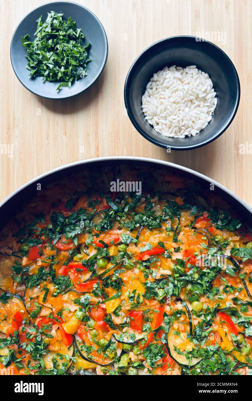 Nahaufnahme der traditionellen Gemüsepaella, serviert in der Pfanne. Spanisches Reisgericht. Mediterrane Ernährung. Gesundes und veganes Lebensmittelkonzept. Direkt darüber. Stockfoto
