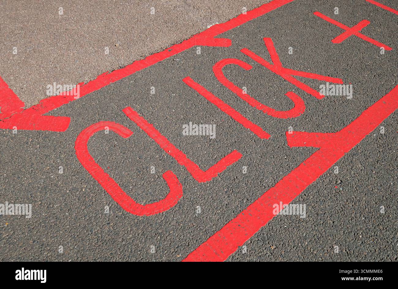 Rotes Klickwort auf Asphalt gemalt, norfolk, england Stockfoto