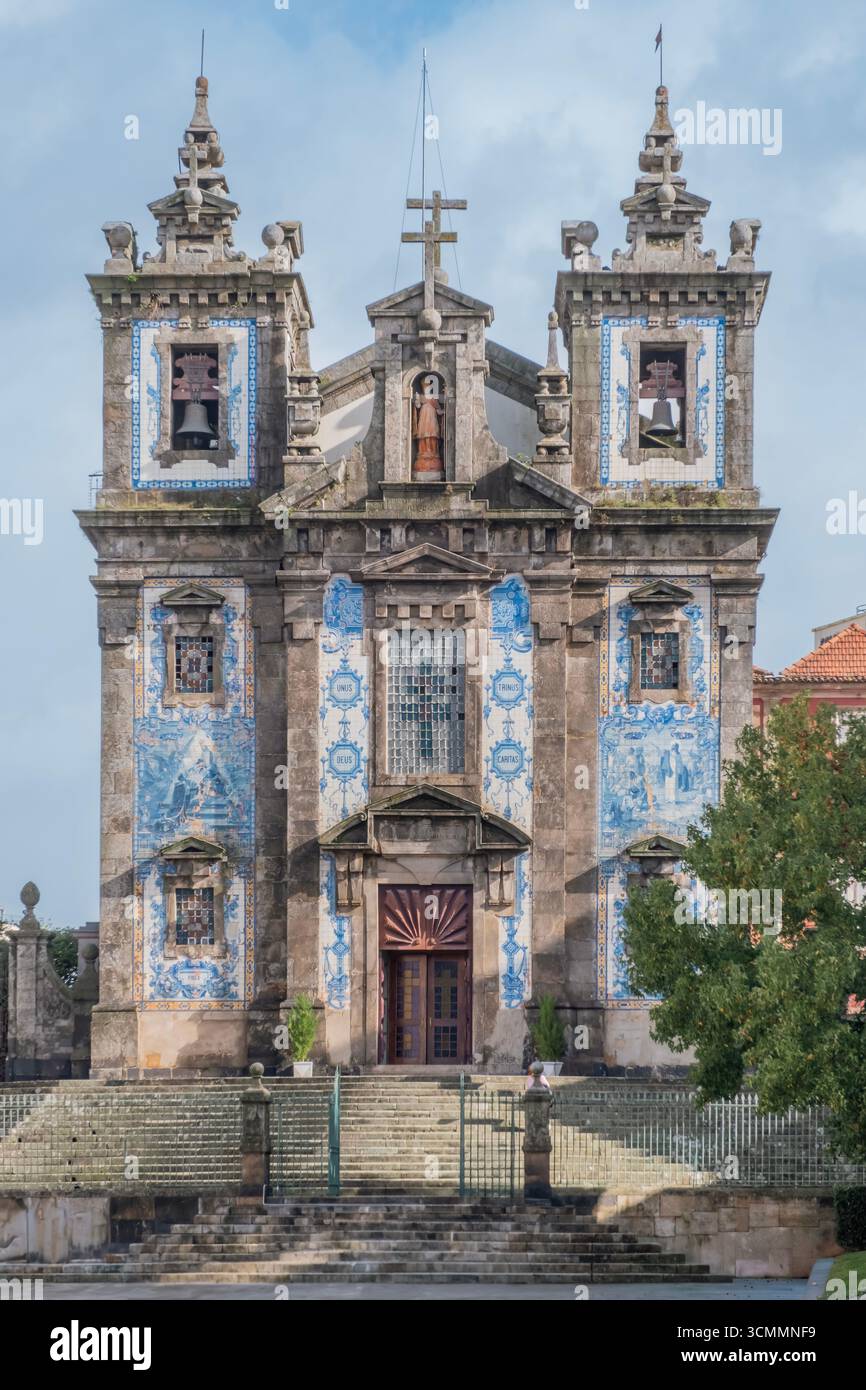 Kirche Saint Ildefonso mit Azulejo-Fliesenfassade und zwei Glockentürmen in Porto, Portugal, historisches barockes Wahrzeichen Stockfoto
