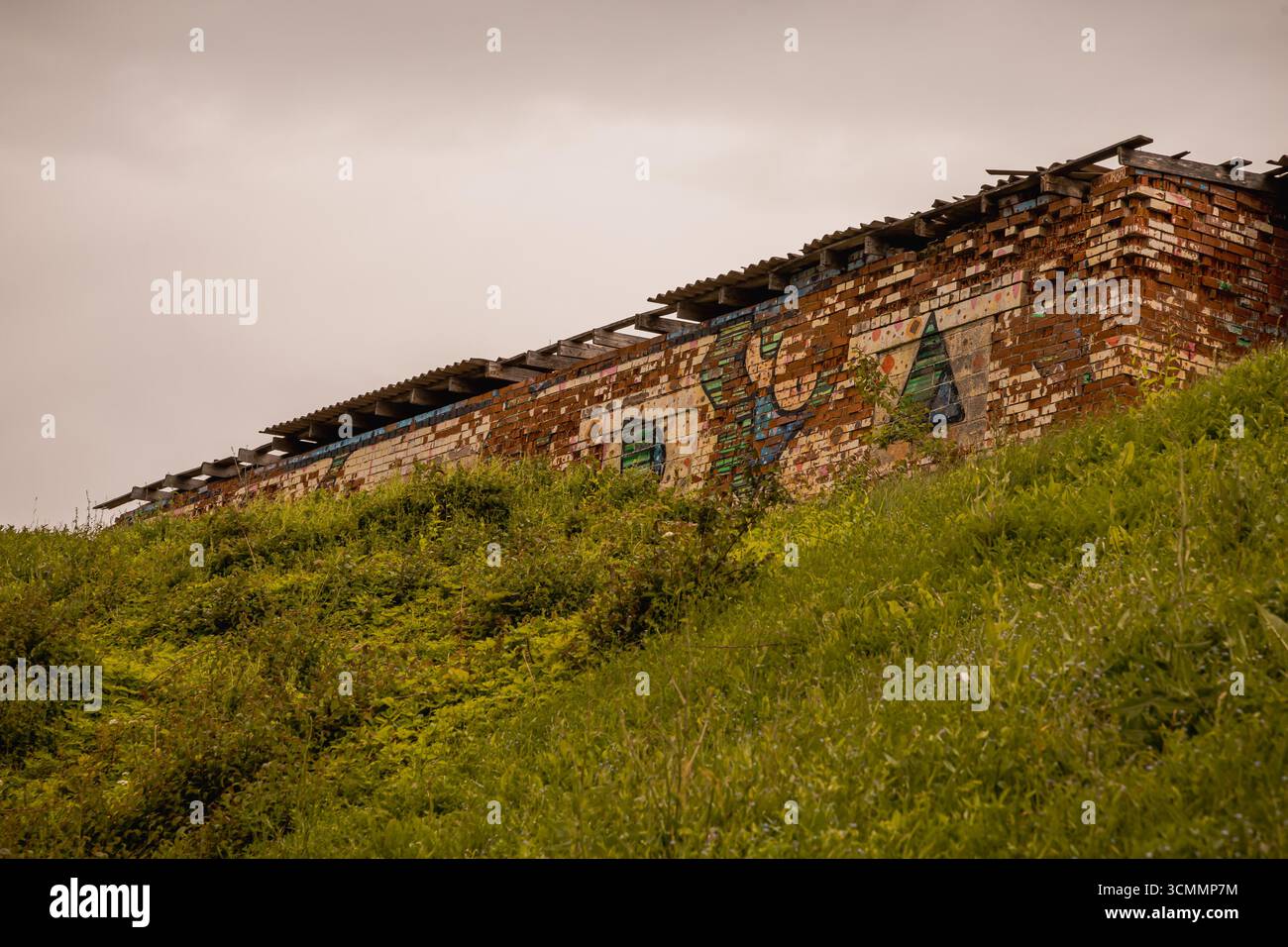 Alte verlassene rote Backsteinfassade Stockfoto