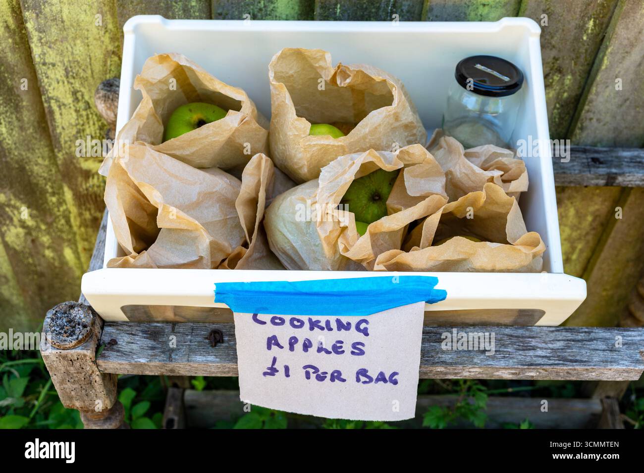 Kochende Äpfel, die am Straßenrand verkauft werden Stockfoto