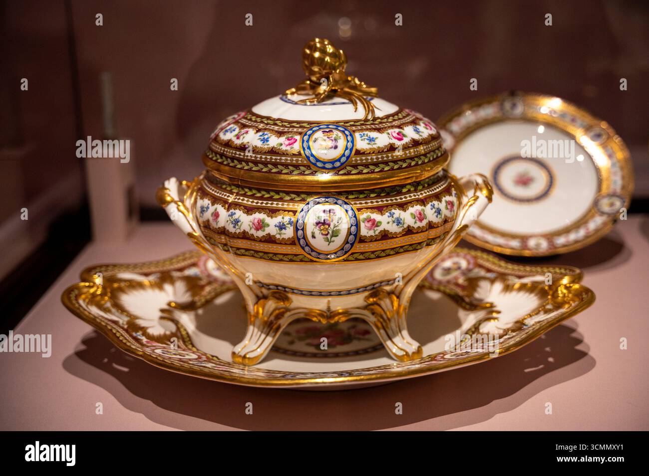 Diese Ausstellung beschäftigt sich mit den kulturellen Auswirkungen des Marie Antoinette Stils und ihrer fortwährenden Inspiration für Designer und kreative, von Sofia Coppola und Manolo Blahnik bis hin zu Moschino und Vivienne Westwood. Zu sehen sind persönliche Gegenstände, die Marie Antoinette gehört und getragen hat, darunter reich verzierte Fragmente von Hofkleid, die Hausschuhe der Königin aus Seide und Schmuckstücke aus ihrer Privatsammlung. Weitere Highlight-Objekte, die Versailles oder Frankreich noch nie verlassen haben, sind das Abendessen der Königin aus dem Petit Trianon, ihre Accessoires und Gegenstände aus ihrem Toilettenetui. Stockfoto