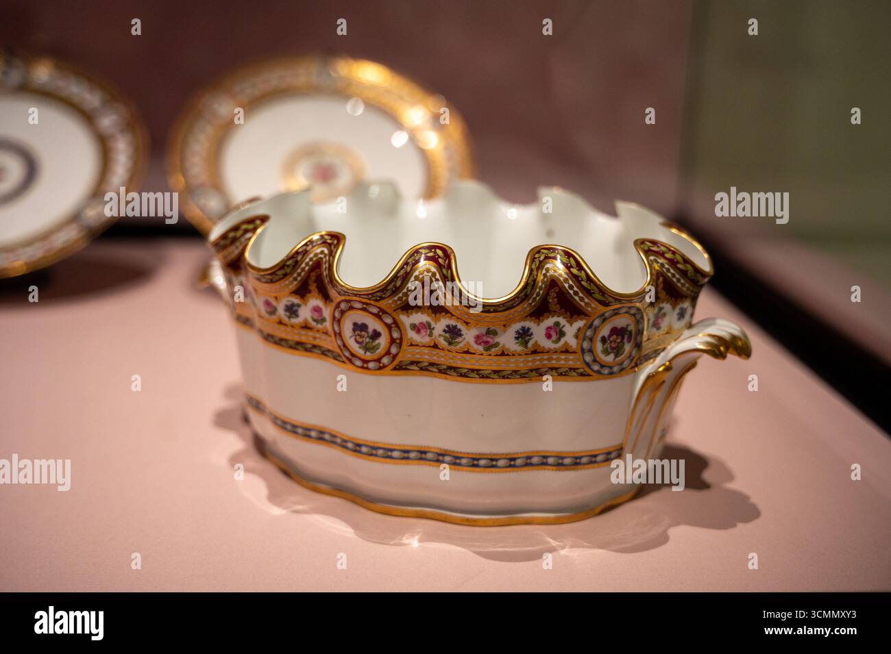 Diese Ausstellung beschäftigt sich mit den kulturellen Auswirkungen des Marie Antoinette Stils und ihrer fortwährenden Inspiration für Designer und kreative, von Sofia Coppola und Manolo Blahnik bis hin zu Moschino und Vivienne Westwood. Zu sehen sind persönliche Gegenstände, die Marie Antoinette gehört und getragen hat, darunter reich verzierte Fragmente von Hofkleid, die Hausschuhe der Königin aus Seide und Schmuckstücke aus ihrer Privatsammlung. Weitere Highlight-Objekte, die Versailles oder Frankreich noch nie verlassen haben, sind das Abendessen der Königin aus dem Petit Trianon, ihre Accessoires und Gegenstände aus ihrem Toilettenetui. Stockfoto