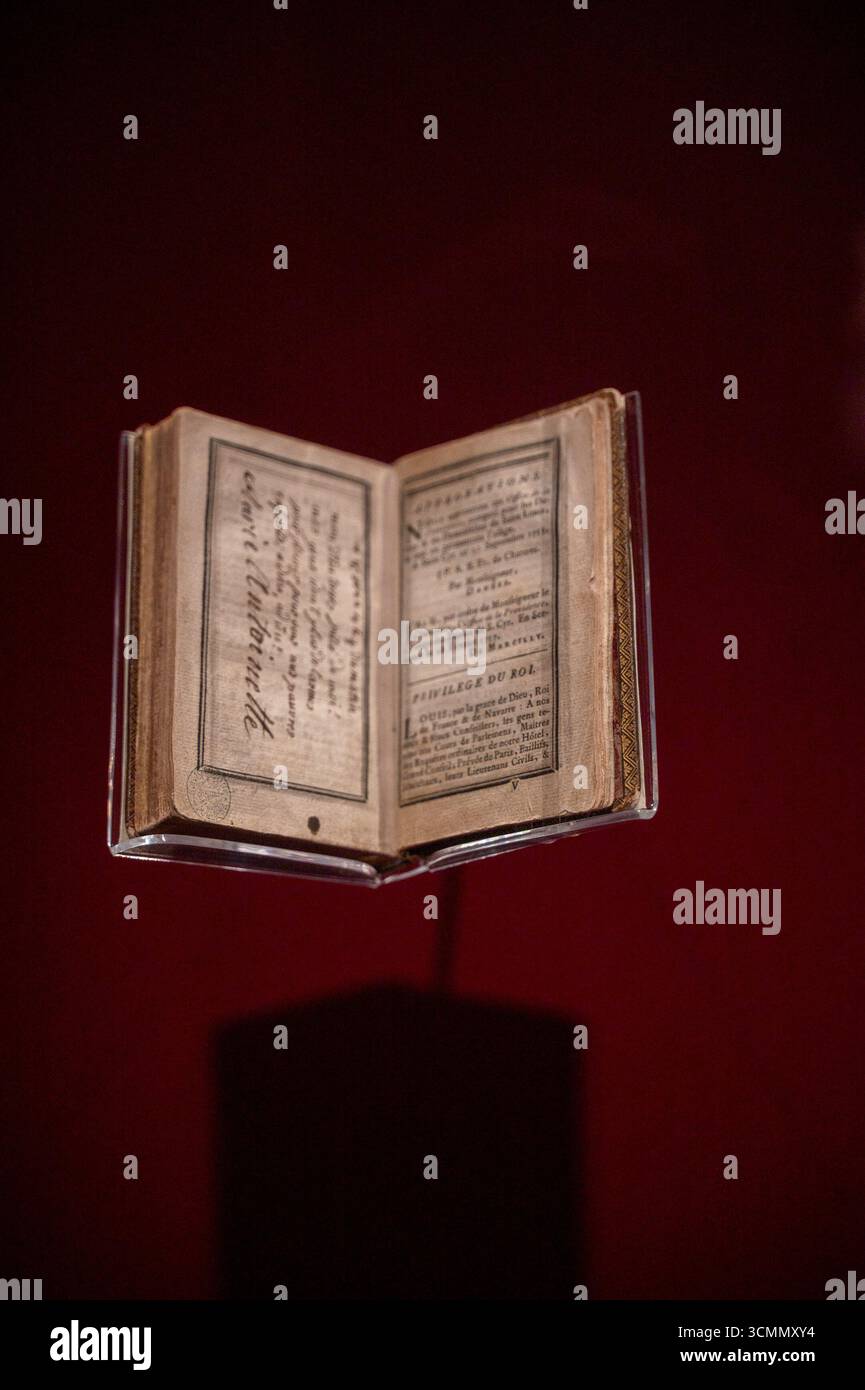 Die letzten Worte, die Marie Antoinette in ihrem Gebetsbuch schrieb, bevor sie durch Guillotine hingerichtet wurde: Mein Gott habe Mitleid mit mir. Meine Augen haben keine Tränen mehr, um dich zu weinen, meine armen Kinder. Super! Super! Die Ausstellung von Stockfoto