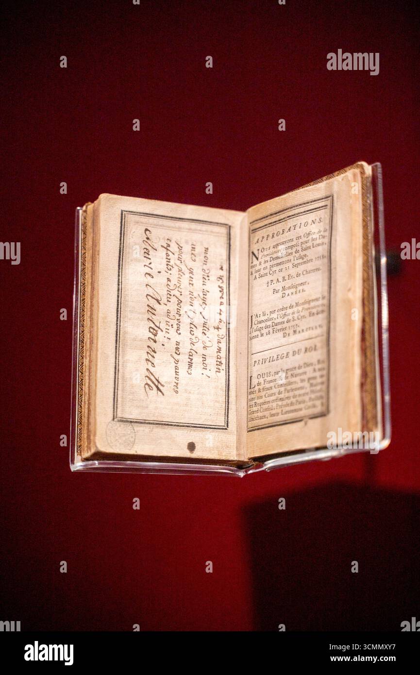 Die letzten Worte, die Marie Antoinette in ihrem Gebetsbuch schrieb, bevor sie durch Guillotine hingerichtet wurde: Mein Gott habe Mitleid mit mir. Meine Augen haben keine Tränen mehr, um dich zu weinen, meine armen Kinder. Super! Super! Die Ausstellung von Stockfoto
