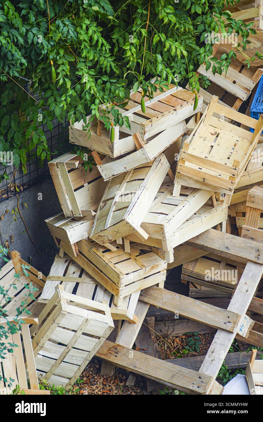 Stapel leerer Holzkisten. Keine Abfallvermeidung und nachhaltige Verpackungsmaterialien für umweltbewusste Unternehmen und Verbraucher Stockfoto