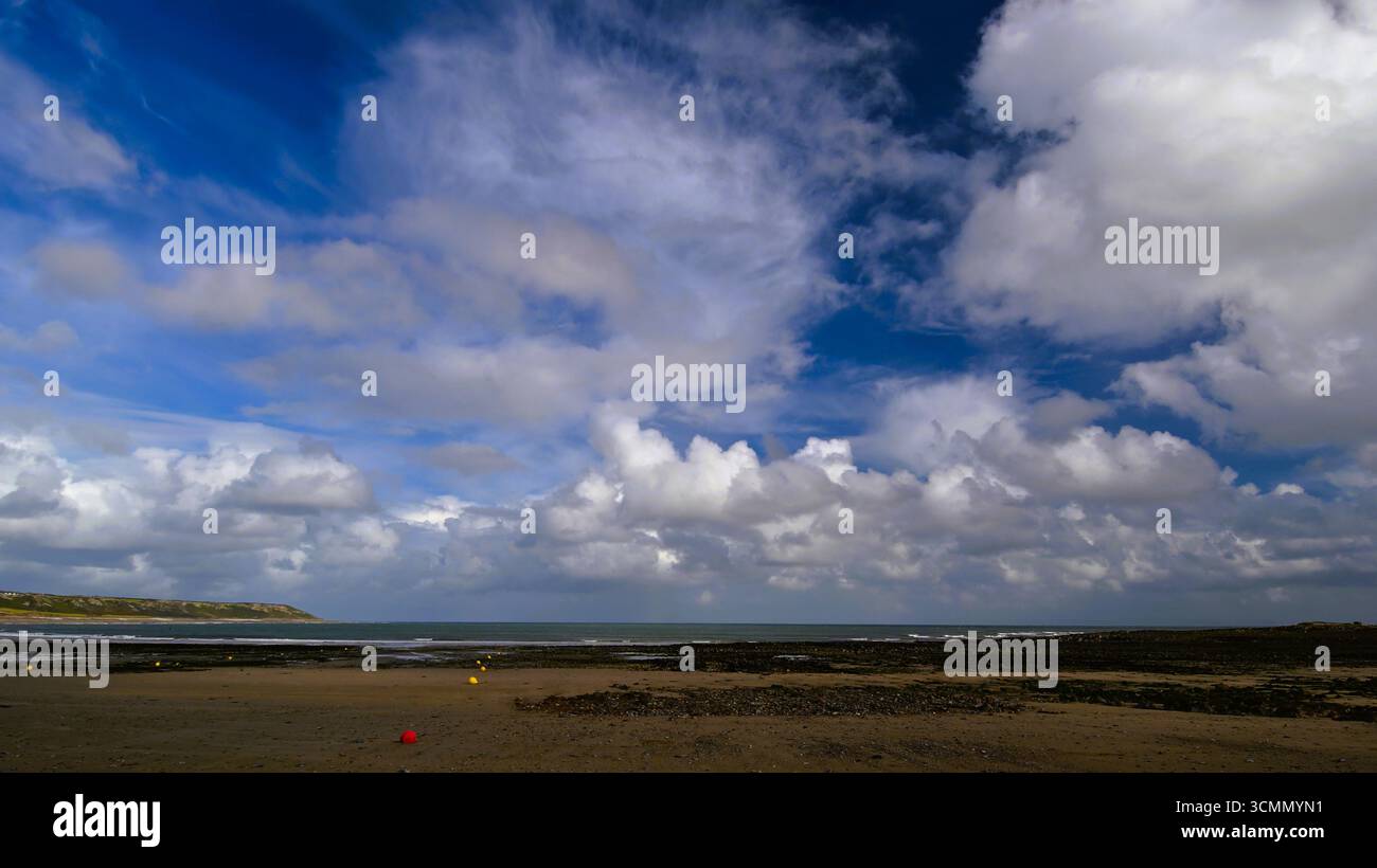 Port-Eynon Beach, Gower, mit blauem Himmel und niedriger Kumuluswolke Stockfoto