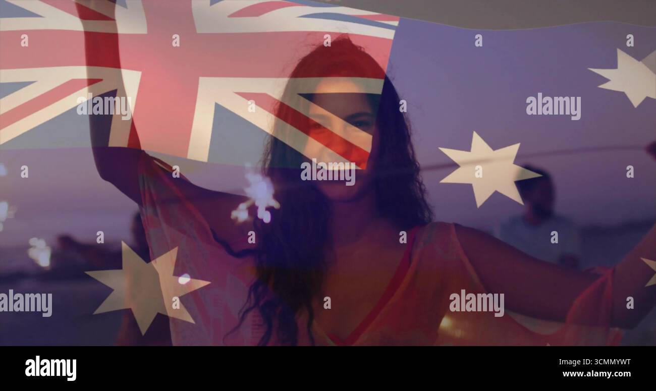 Sie feiern Freunde in Vertuschung mit Funkeln am Sandstrand in der Abenddämmerung, mit australischer Flagge Stockfoto