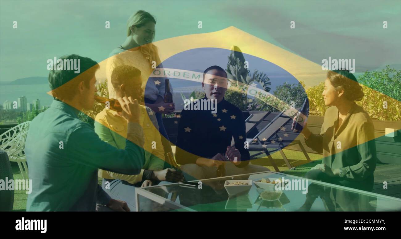 Fünf Freunde, die auf der Dachterrasse an einem Tisch mit Glasplatte sitzen, bei Snacks und Getränken Stockfoto