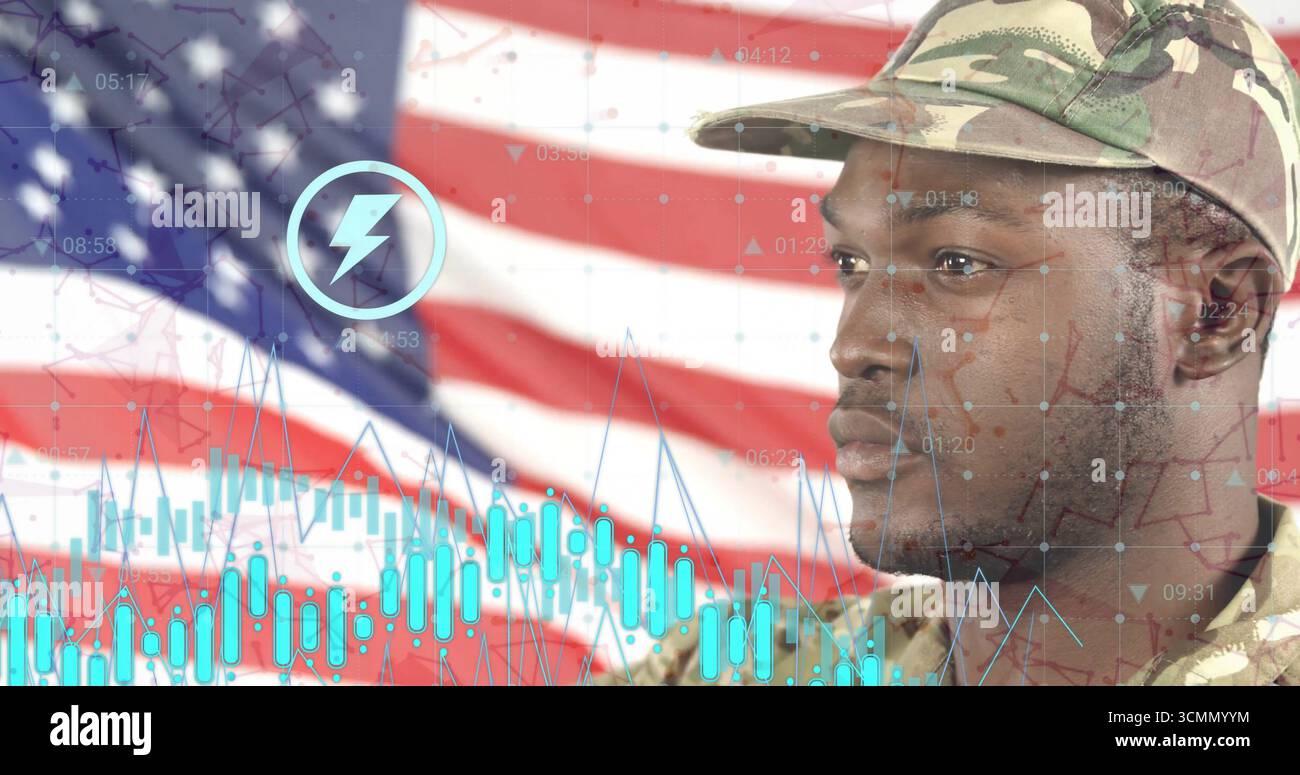 Stehender Soldat in Tarnuniform im Studio, US-Flagge, Karten, Blitzsymbol, Kopierraum Stockfoto