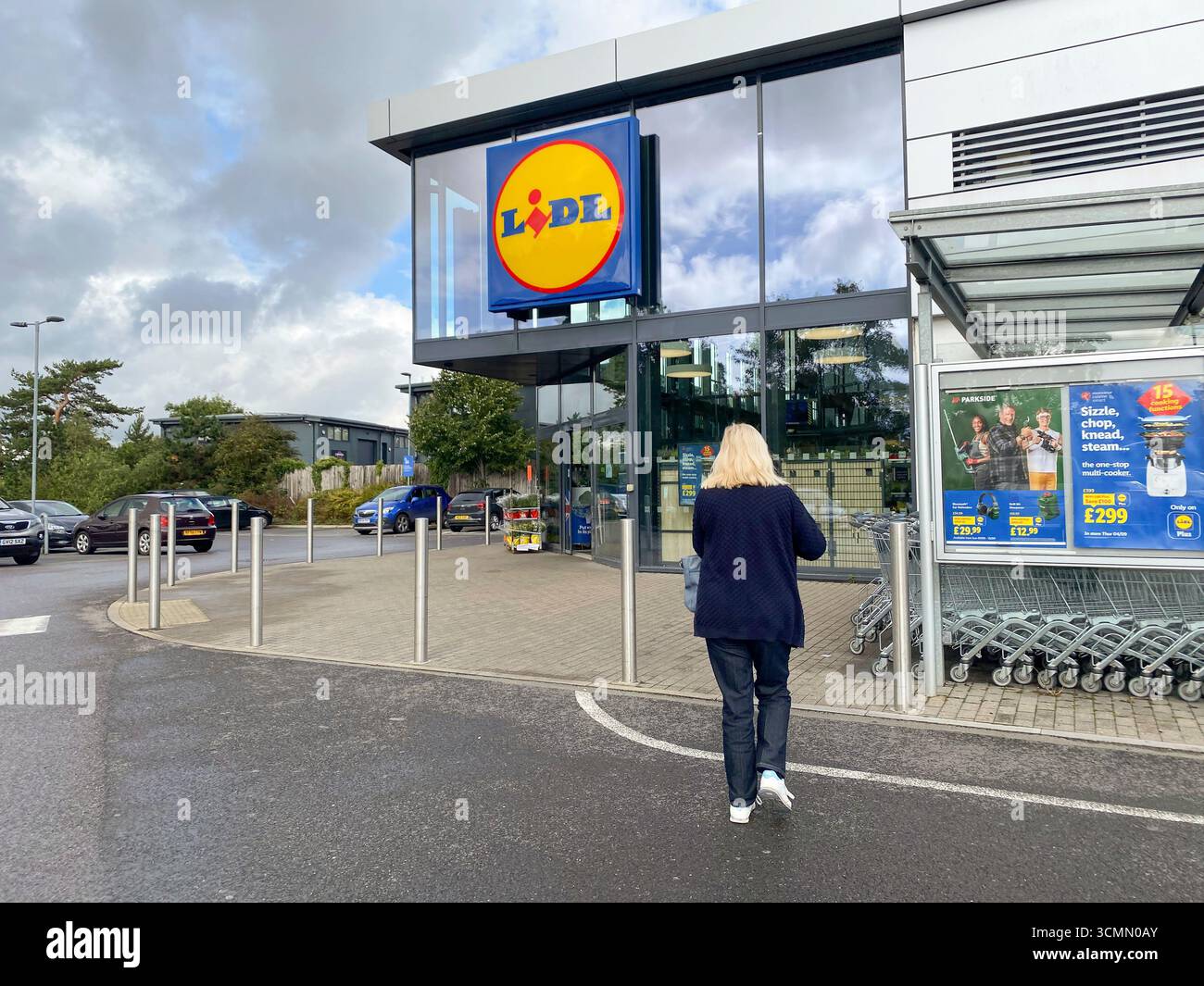 Frau, die im Lidl Store, Großbritannien, im September 2025 einkaufen will Stockfoto