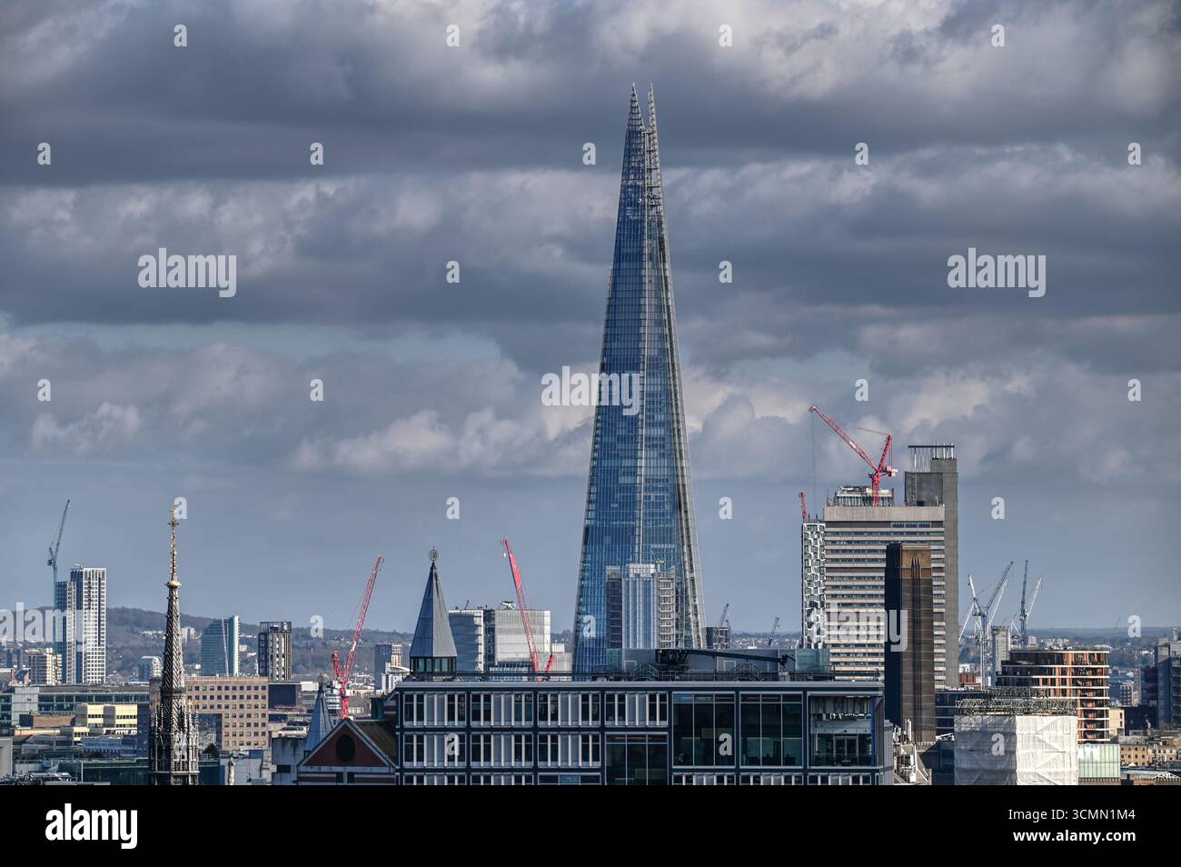 Der Shard hebt sich deutlich von einem wunderschönen Himmel ab, in diesem Blick auf London Stockfoto