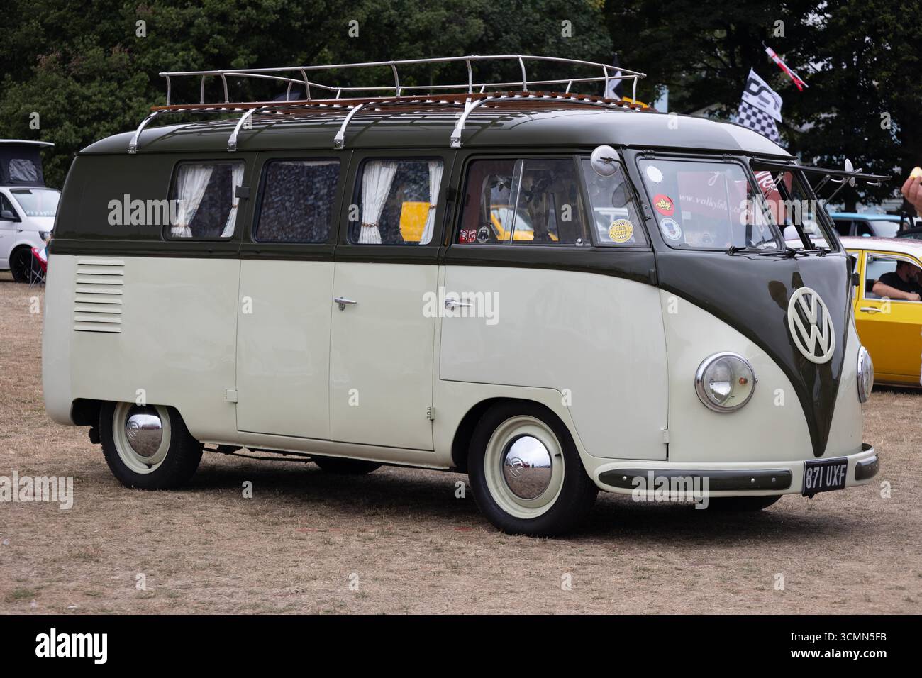 Klassischer VW-Wohnwagen im Vintage-Stil bei Rally Stockfoto