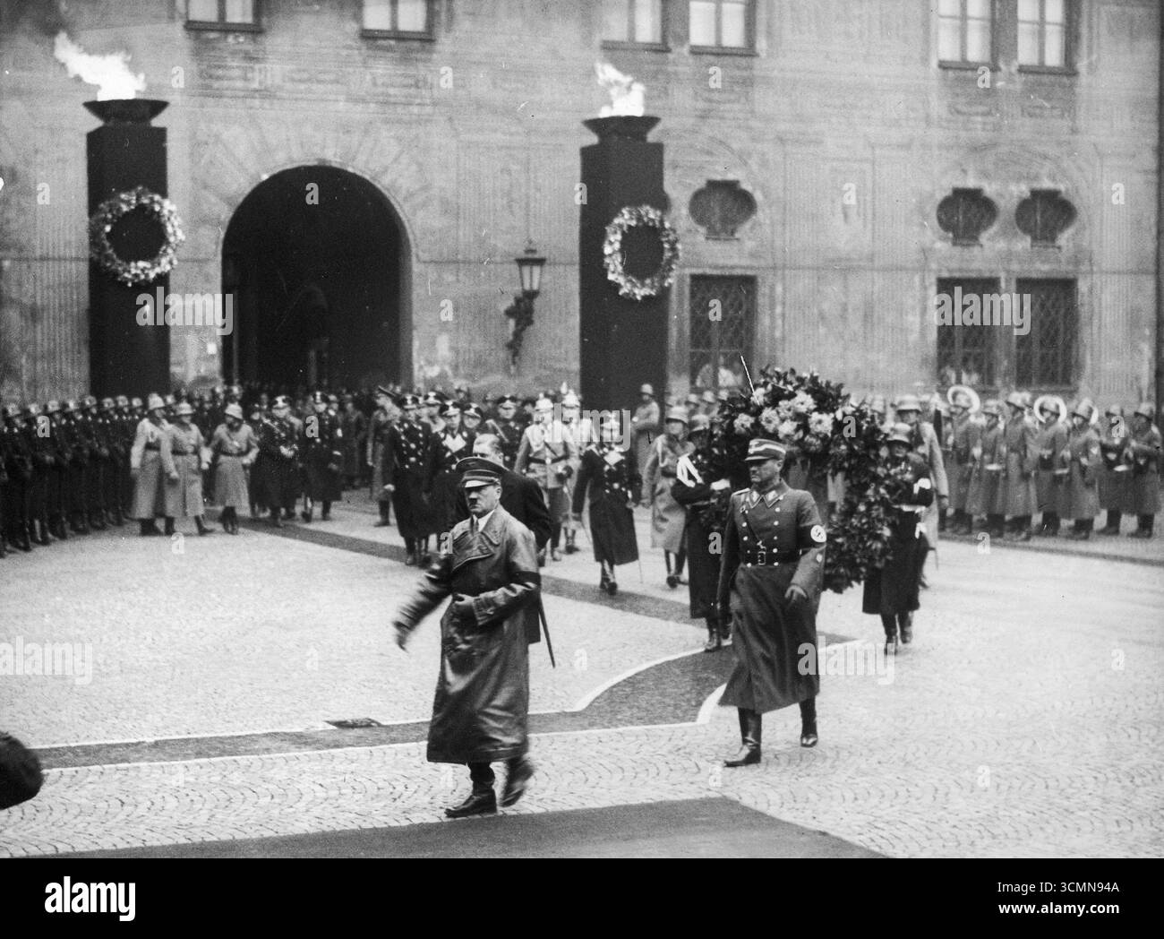 Trauerfeier für den ungarischen Premierminister Gyula Gombos in München. Reichskanzler Adolf Hitler (Vorwärtsgang) mit Begleitpersonen auf dem Weg zur Zeremonie. 1936 Stockfoto