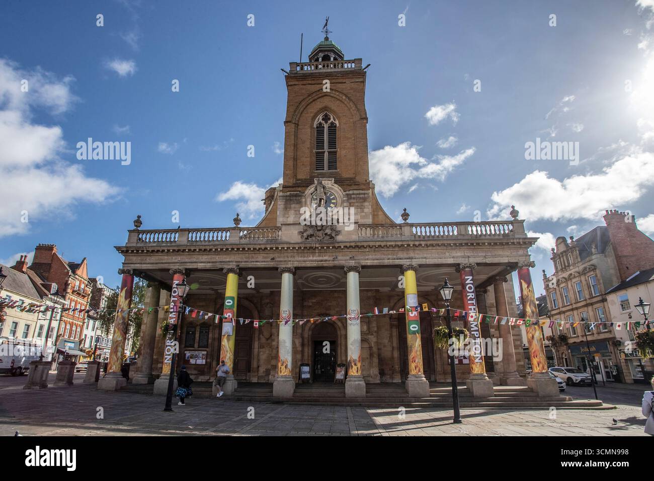 Ruhiger Morgen im Stadtzentrum von Northampton mit Blick auf den Haupteingang der All Saints Church an einem hellen sonnigen Morgen, Northamptonshire, England, U Stockfoto