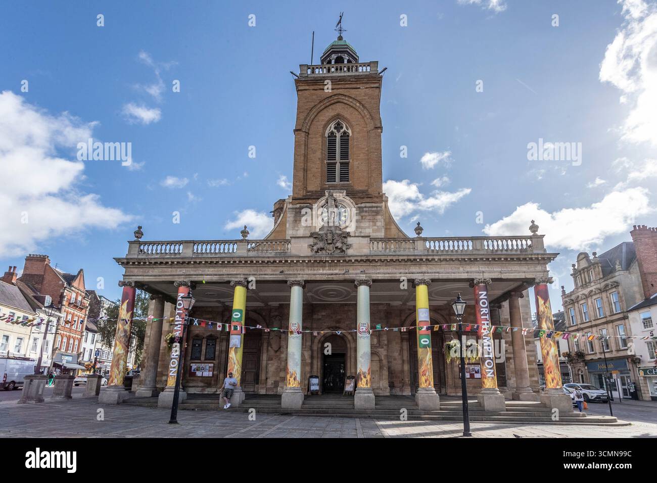 Ruhiger Morgen im Stadtzentrum von Northampton mit Blick auf den Haupteingang der All Saints Church an einem hellen sonnigen Morgen, Northamptonshire, England, U Stockfoto