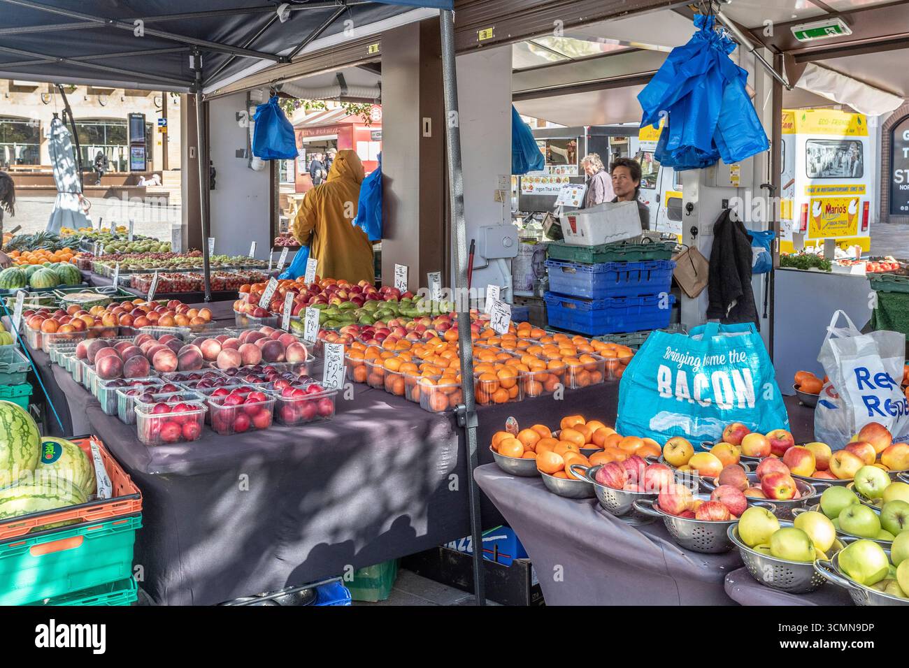 Fruit and Veg Stand auf dem Marktplatz Northampton, England, Großbritannien. Stockfoto
