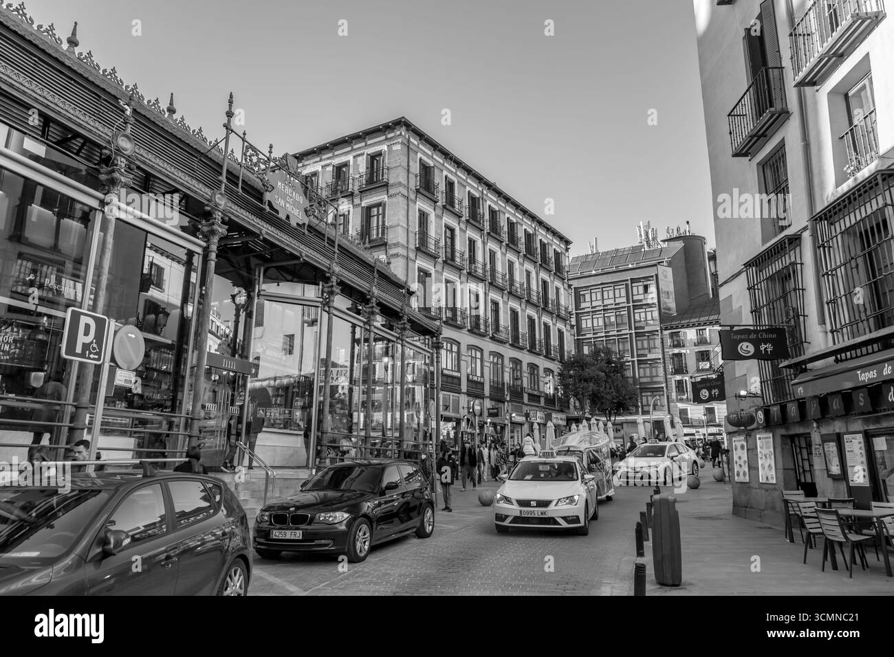 Madrid, Spanien - 19. FEBRUAR 2022: Mercado de San Miguel ist ein überdachter Markt in Madrid, Spanien. Ursprünglich 1916 erbaut, renoviert und wiedereröffnet Stockfoto