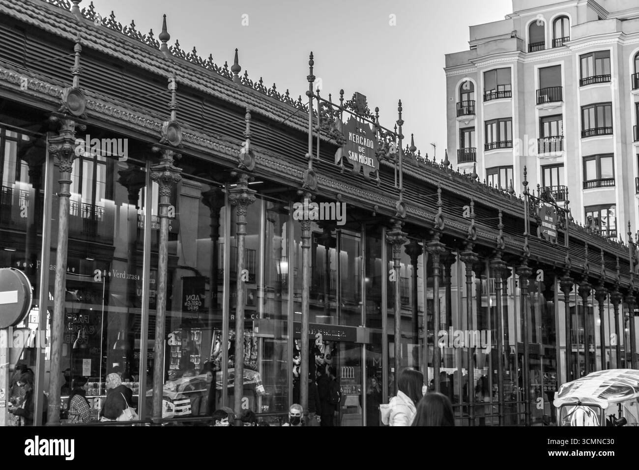 Madrid, Spanien - 19. FEBRUAR 2022: Mercado de San Miguel ist ein überdachter Markt in Madrid, Spanien. Ursprünglich 1916 erbaut, renoviert und wiedereröffnet Stockfoto