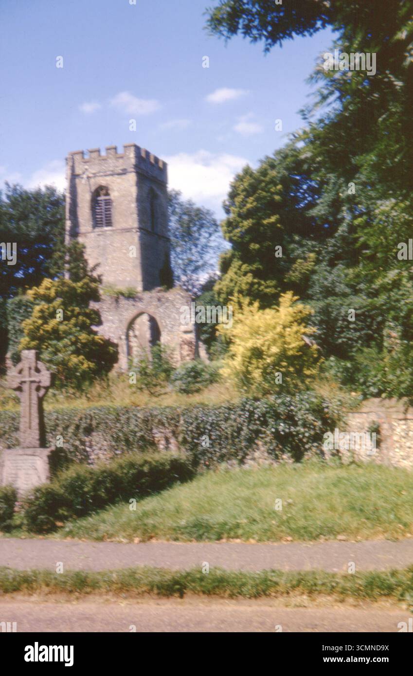 Ruinen der Old St Lawrence Church in Ayot St Lawrence, Hertfordshire, England, eine Kirche aus dem 12. Jahrhundert, die 1775 teilweise abgerissen wurde. Stockfoto