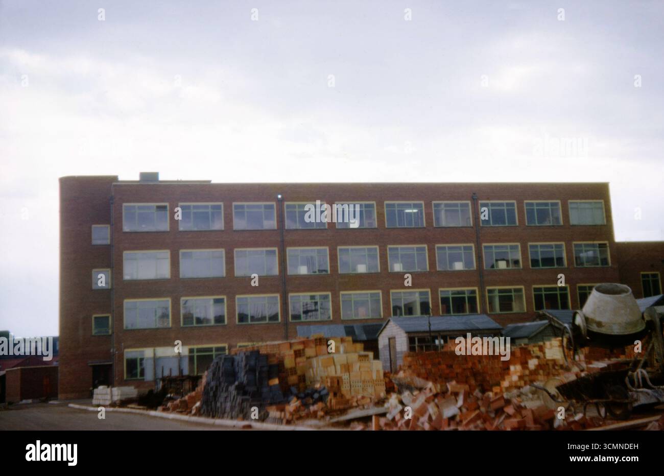 Das Washburn Building wurde 1963 an der University of Hull gebaut, Teil der Nachkriegserweiterung des Campus im modernistischen Stil. Stockfoto