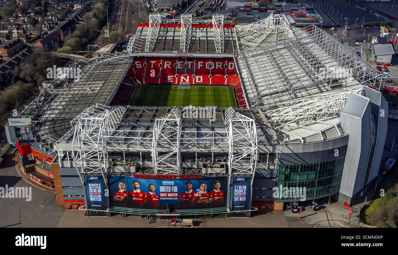 Aktenfoto vom 27.03.2023 mit Einer allgemeinen Luftaufnahme des Old Trafford Stadions. Manchester United verzeichnete in der letzten Saison Rekordumsätze von 666 Millionen Pfund, verzeichnete aber dennoch einen Verlust von 33 Millionen Pfund für das Geschäftsjahr. Ausgabedatum: Mittwoch, 17. September 2025. Stockfoto