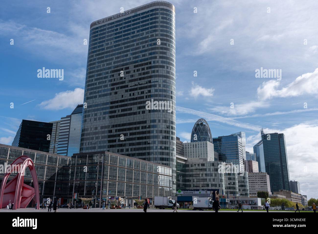 Paris, Frankreich, 09.16.2025. Wolkenkratzer im Finanz- und Geschäftsviertel von La Défense am Stadtrand von Paris Stockfoto
