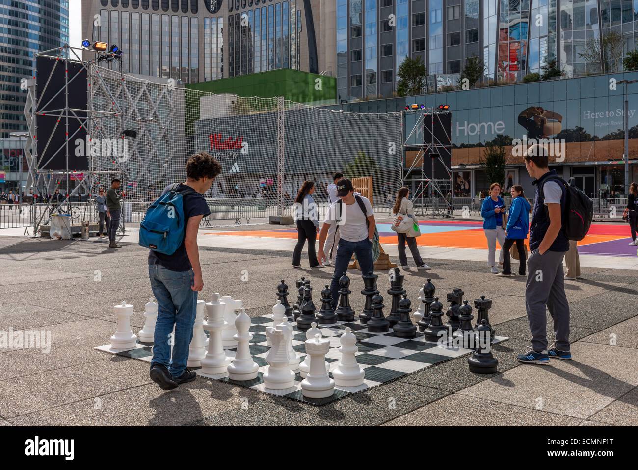 Während der Mittagszeit spielen die Leute im Geschäftsviertel La Défense am Stadtrand von Paris ein Freiluftschachspiel Stockfoto