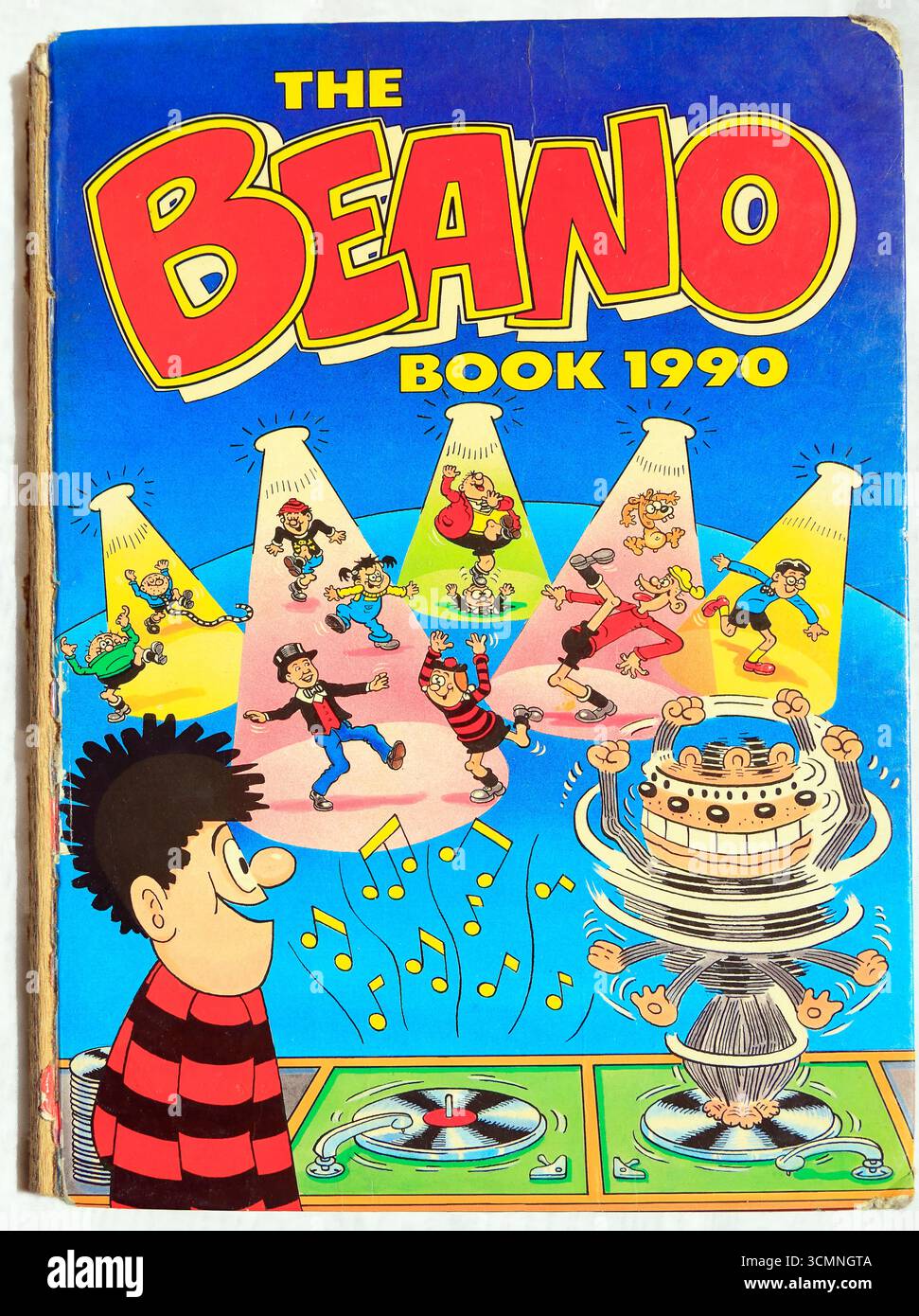 Vintage Beano Annual 1990 - The Beano Book. Das Studio hat ein Foto des Buchumschlags auf hellem Hintergrund eingerichtet. Stockfoto