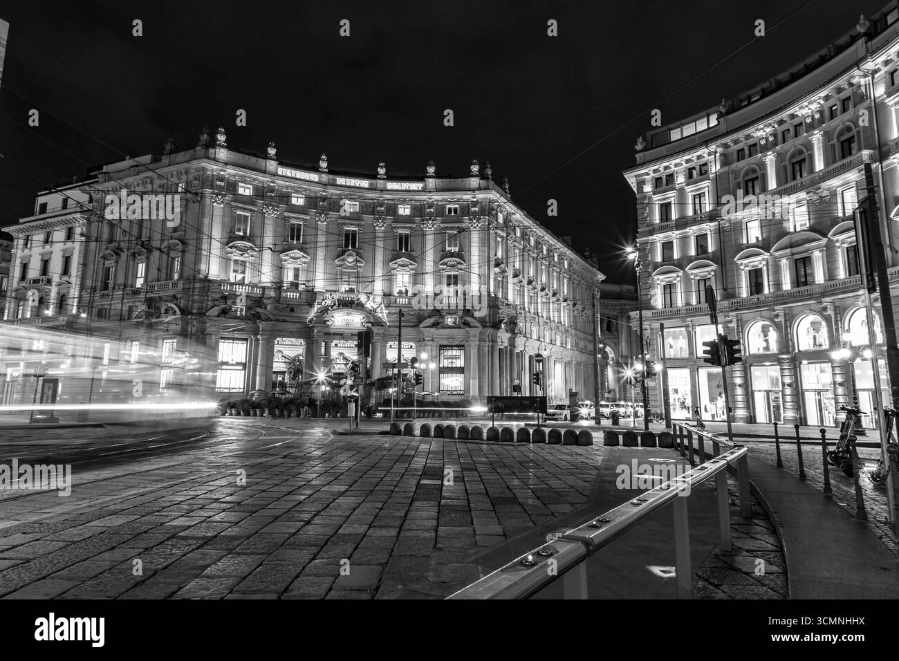 Mailand, Italien - 1. April 2022: Historischer Domplatz, Piazza del Duomo im Zentrum von Mailand, Lombardei, Italien. Stockfoto