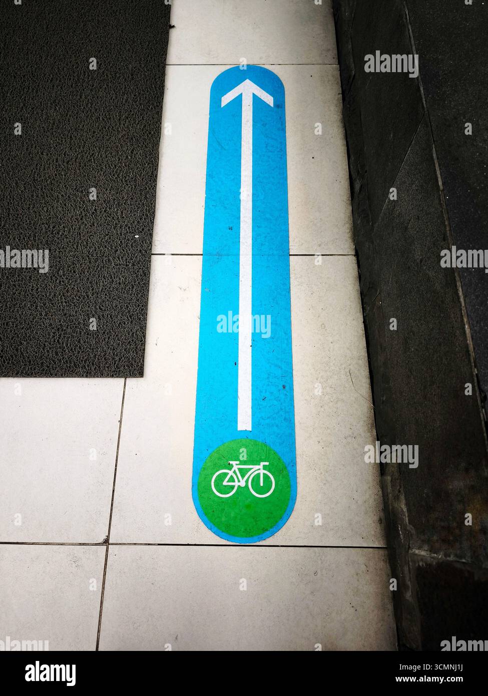 Ein Bodenaufkleber, der den Eingang des Fahrrads anzeigt Stockfoto