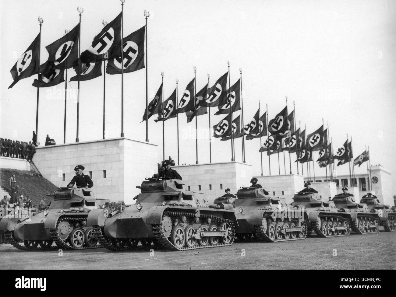 Eine Parade deutscher Panzer (Panzer I) während des Nominalaufrufs der SA-, SS-, NSKK-, NSFK-Einheiten, 1937 Stockfoto
