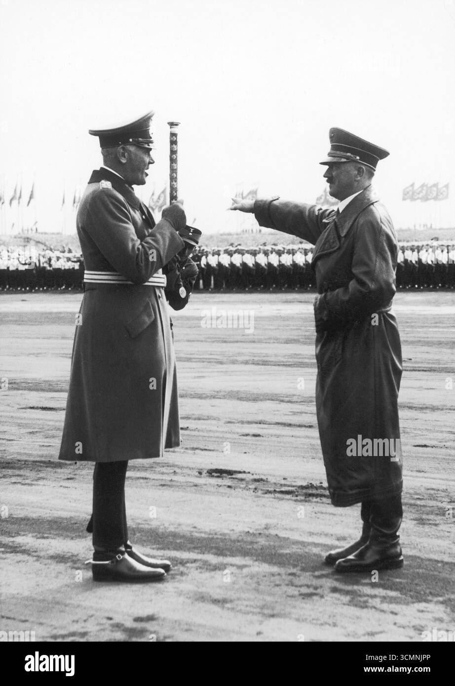 Hitler Salut – Reichskanzler Adolf Hitler im Ledermantel während des Rollrufs der SA, SS, NSKK, NSFK Einheiten, 1937 Stockfoto