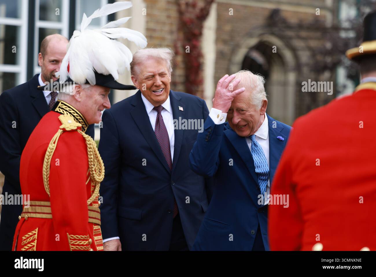 US-Präsident Donald Trump sieht zu, wie König Charles III. Am ersten Tag seines zweiten Staatsbesuchs in Großbritannien in Windsor Castle in Berkshire sein Haar zurückkehrt. Bilddatum: Mittwoch, 17. September 2025. Stockfoto