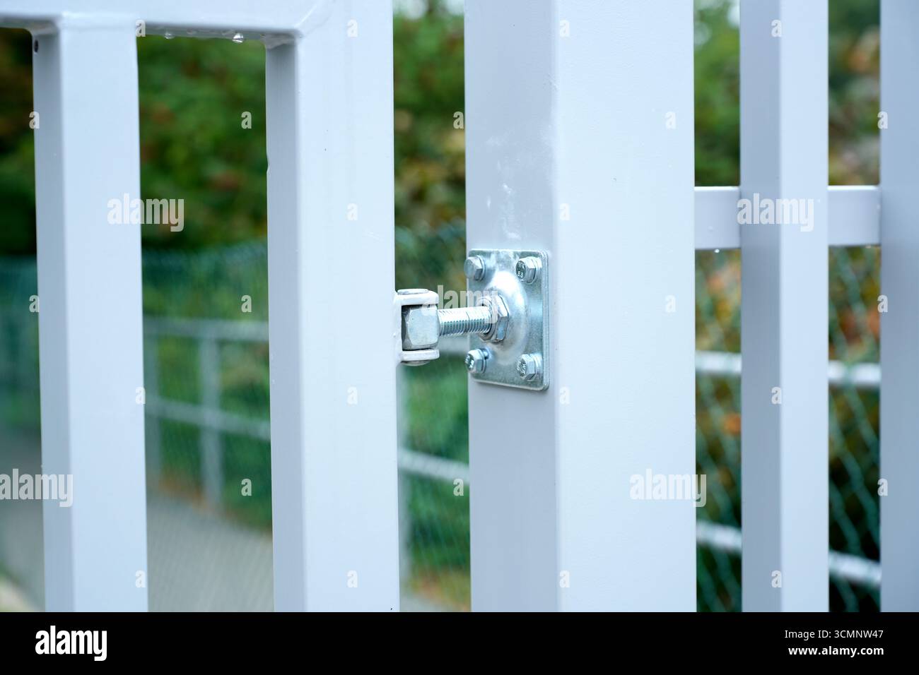 Metallscharnier mit Schrauben in Nahaufnahme Stockfoto