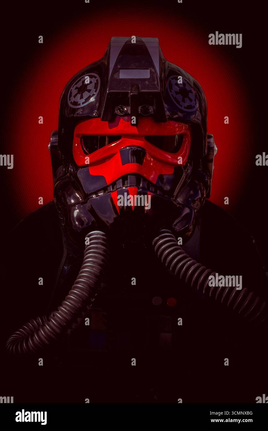 YORK, GROSSBRITANNIEN - 31. AUGUST 2025. Nahaufnahme des Porträts eines bedrohlichen männlichen Cosplayer, der als Flieger mit schwarzem Kostüm und Helm von The Star verkleidet ist Stockfoto