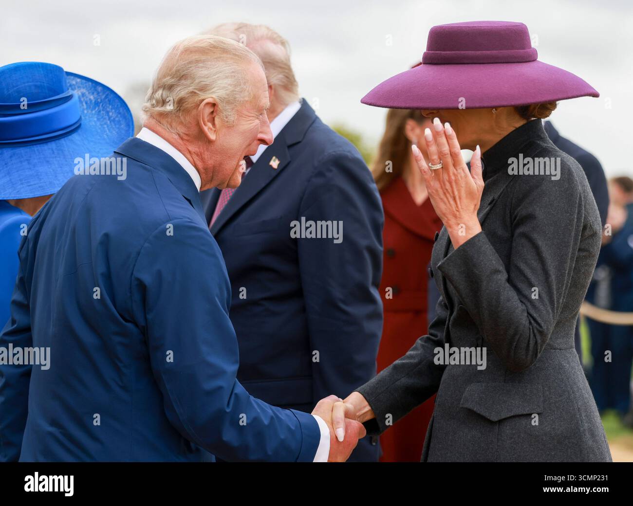 König Charles III. Empfängt First Lady Melania Trump im Windsor Castle in Windsor, Berkshire, am ersten Tag des zweiten Staatsbesuchs von US-Präsident Donald Trump in Großbritannien. Bilddatum: Mittwoch, 17. September 2025. Stockfoto