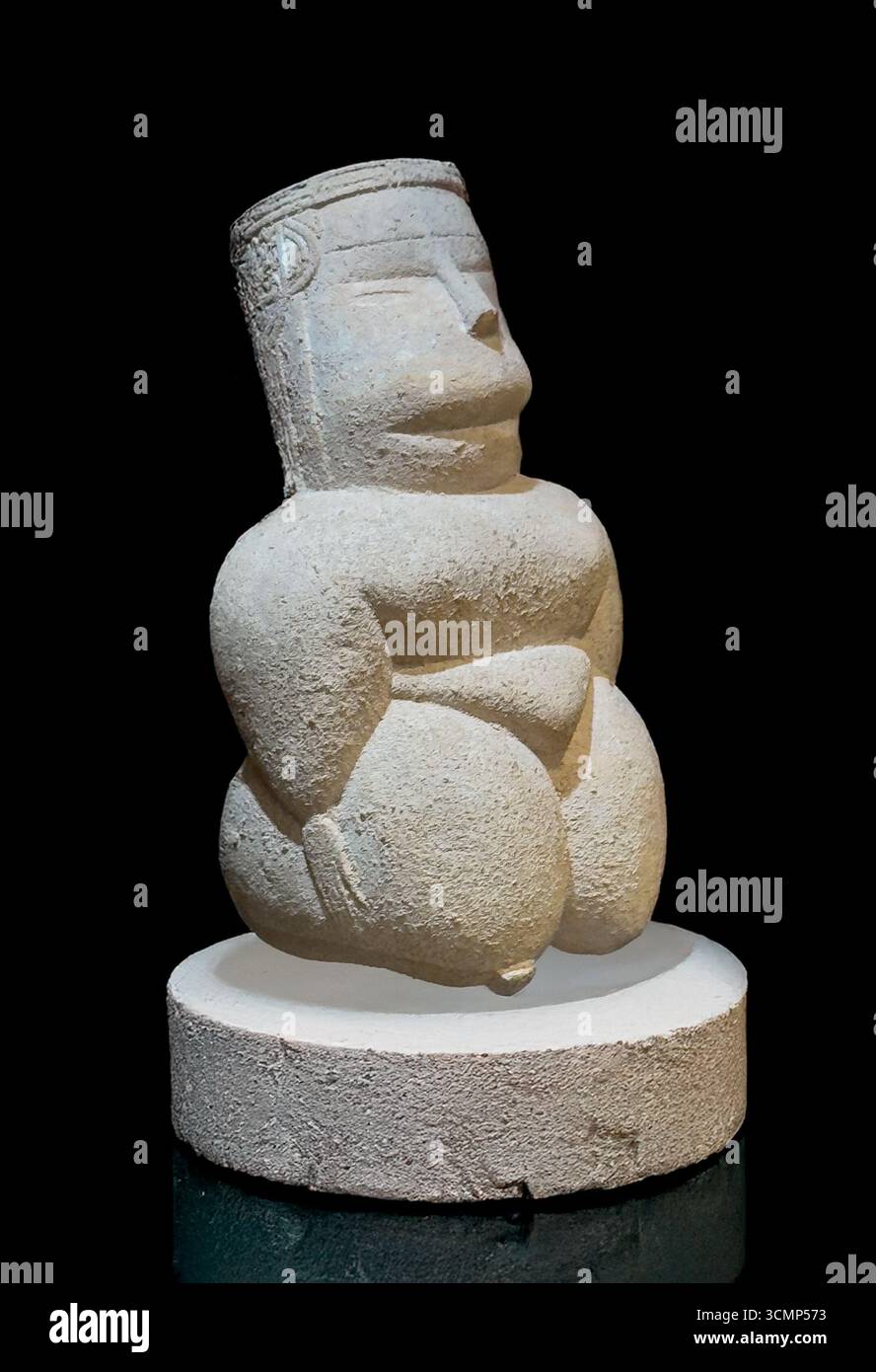 Archäologische Steinstatue, die die Fruchtbarkeitsgöttin darstellt, ausgestellt im Museum Sardinien Stockfoto