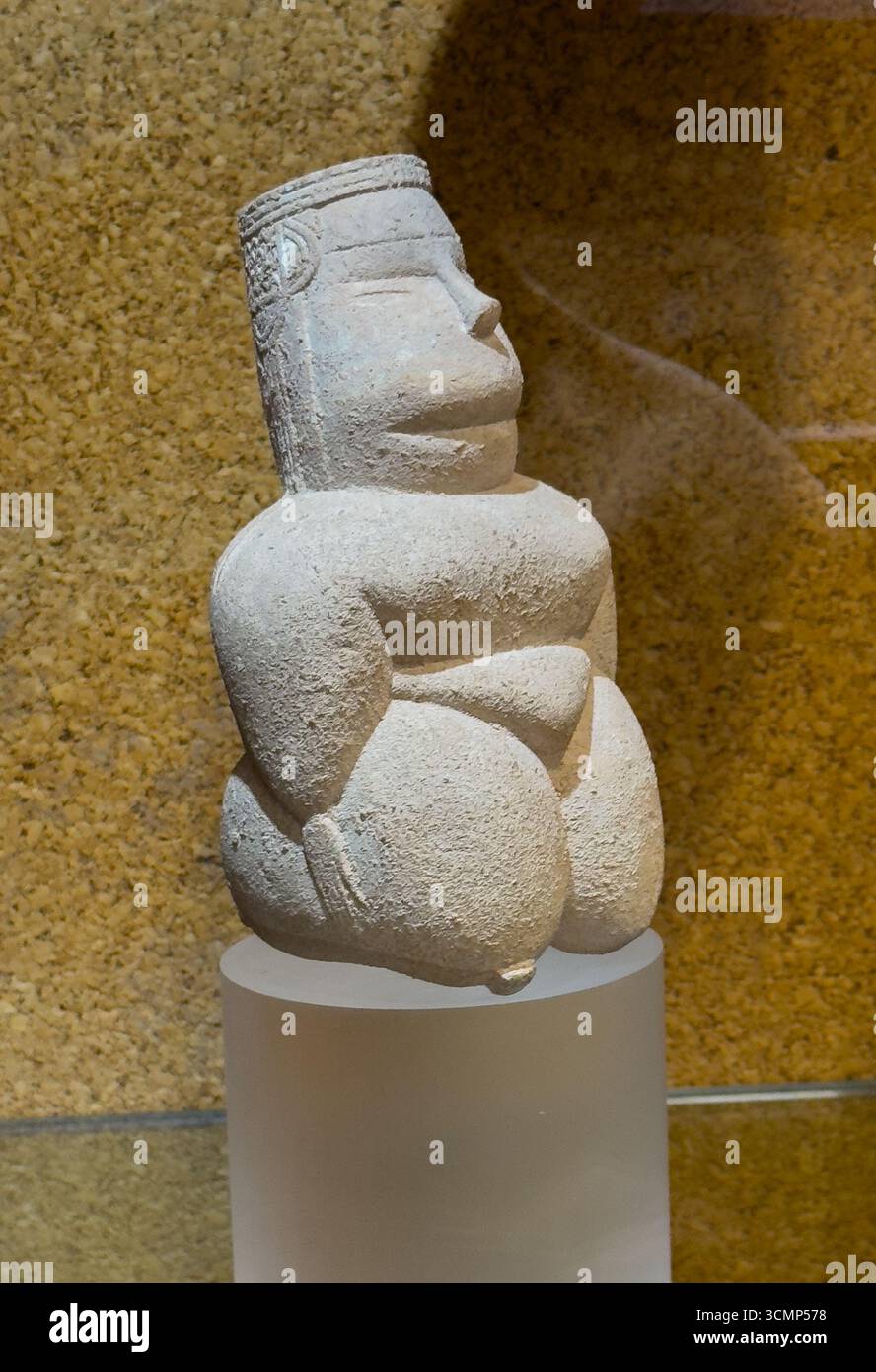 Archäologische Steinstatue, die die Fruchtbarkeitsgöttin darstellt, ausgestellt im Museum Sardinien Stockfoto